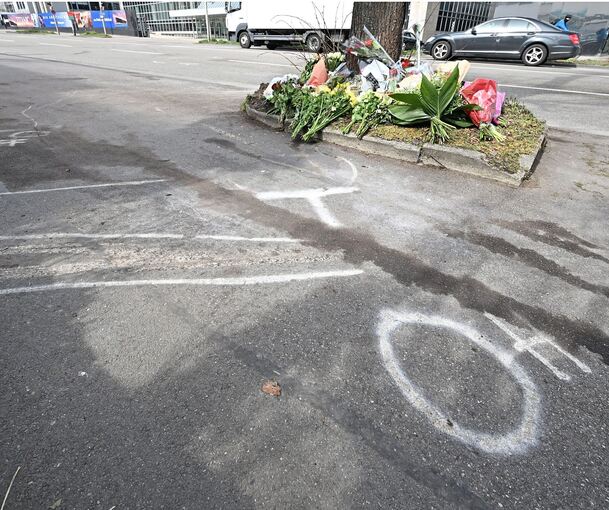 Die Unfallstelle in der Schwieberdinger Straße kurz nach dem Unglück.