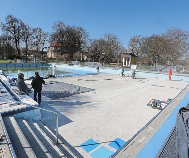 Investitionen wie den Anstrich des Schwimmbeckens stemmt der Trägerverein teils aus eigener Kraft.