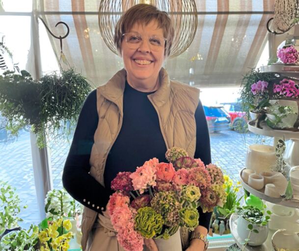 Marion Seitel von Thabea Floristik präsentiert einen bunten Strauß aus Ranunkeln in verschiedenen Rosétönen.