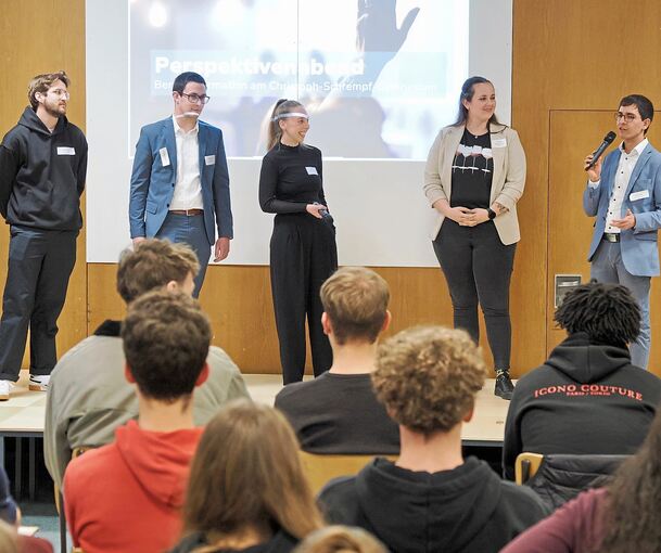 Im Gespräch über ihre Berufswege: Schreinermeister Julian Weippert (links), Bürgermeister Christoph Herre, Speakerin und Verbandsvertreterin Ilka Essig, Weintechnologin Vivien Jesse sowie Moderator Daniel Christen.