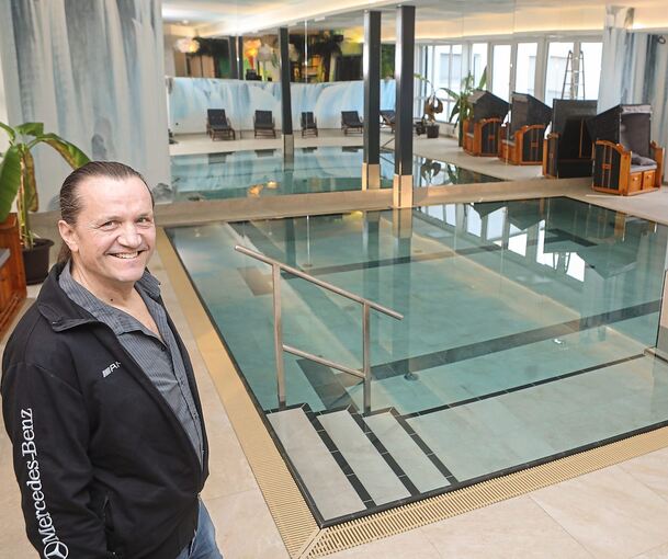 Horst Streicher am Pool, der mit Massagedüsen und Gegenschwimmanlage ausgerüstet ist.