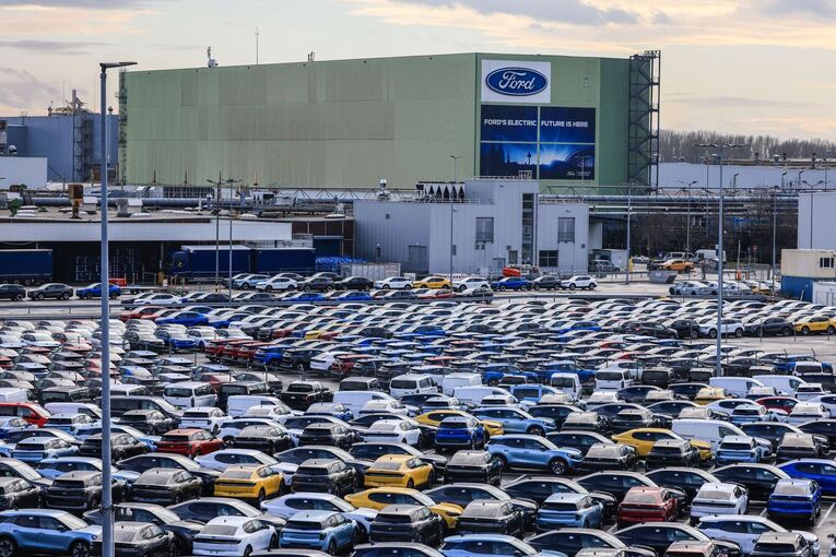 Neuwagen vor Ford Werkin Köln Neuwagen vor Ford Werkin Köln