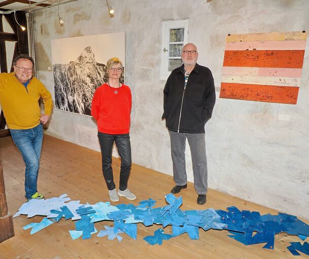 Neue Impulse für ein bewährtes Format: Jürgen Rabsch, Andrea Peter und Jürgen Pösse (von links) in der Ausstellung im Oberen Torturm.