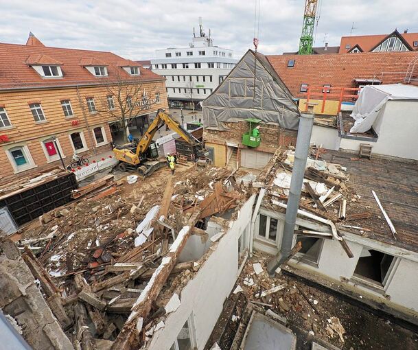 In der Körnerstraße klafft eine große Lücke. Vom Haus mit der Nummer 8 ist nur ein großer Haufen Bauschutt geblieben. Links im Bild ist die Wilhelmgalerie zu sehen.