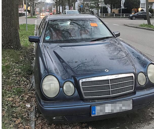Die knapp 30 Jahre alte E-Klasse, die seit Monaten in der Neckarstraße vergammelt.