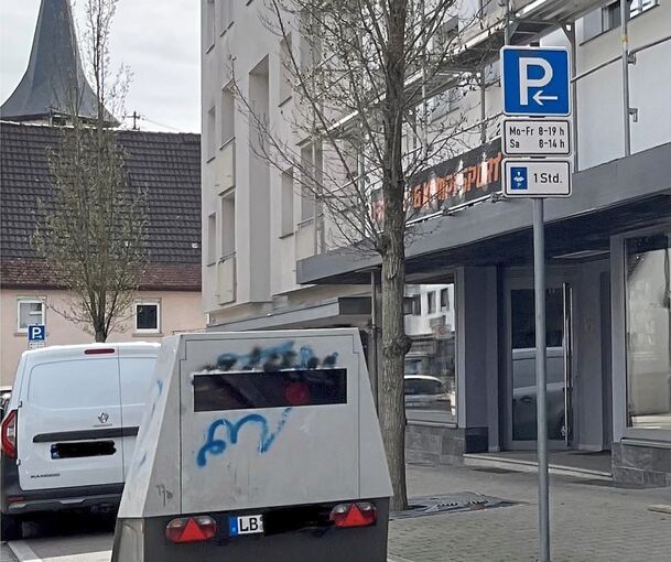 Farbschmierereien, wie hier auf einem mobilen Blitzeranhänger in Ludwigsburg, sind an der Tagesordnung.