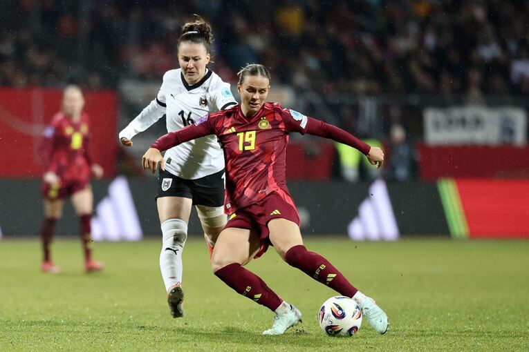 Annabel Schasching Annabel Schasching