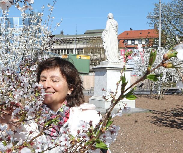 Verliebt in den Frühling: Mara Schanz genießt die Kirschblüten am Schillerplatz.