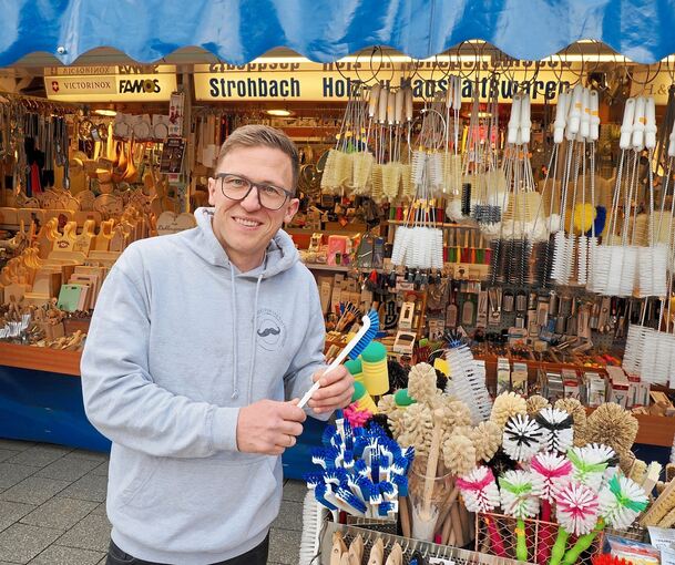 Zwischen Bürsten, Holzbrettern, Hobeln und Messern: Daniel Strohbach vor seinem Stand auf dem Ditzinger Krämermarkt.