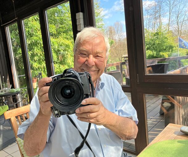 Alfred Drossel zeigt die Kamera, mit der er im Jahr 2000 die digitale Fotografie im LKZ-Verlag einführte. Sie kostete damals ein Vermögen.