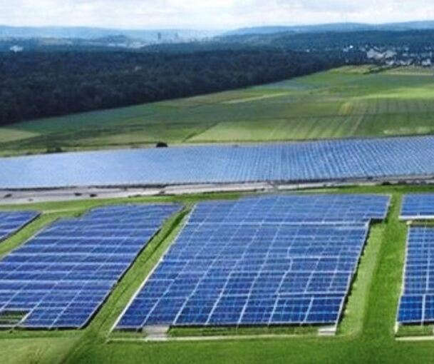 Die Ausschussmitglieder in Ditzingen sehen die Pläne für Freiflächen-PV-Anlagen auch kritisch (Symbolbild).
