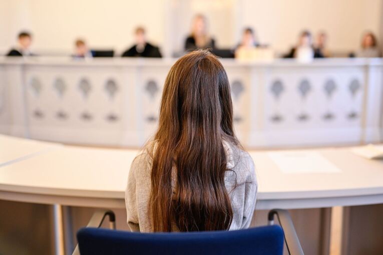 Grundschüler spielen Gerichtsprozesse durch