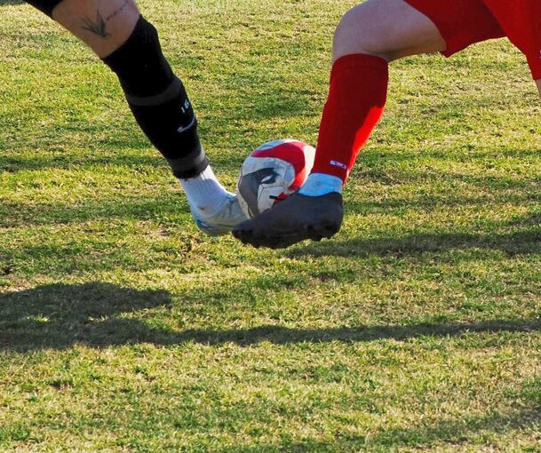 Auf dem Rasen - hier beim Spiel gegen Germania Bietigheim im März zu sehen - trainiert es sich im Winter nicht gut. Deshalb wünscht sich der TASV Hessigheim ein Kunstrasenspielfeld.