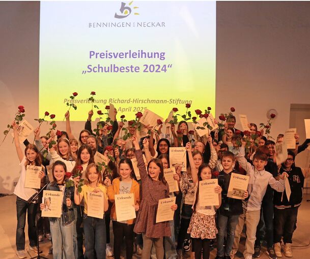 Rose und Urkunde: Zahlreiche Grundschüler freuen sich über eine Auszeichnung der Benninger Hirschmann-Stiftung.