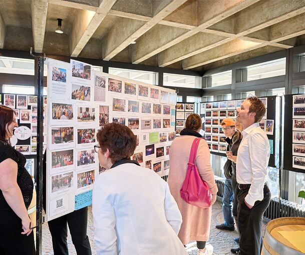 Im Rathaus-Foyer sind Stellwände mit zahlreichen Bildern zu sehen, die die Historie des Vereins dokumentierten.