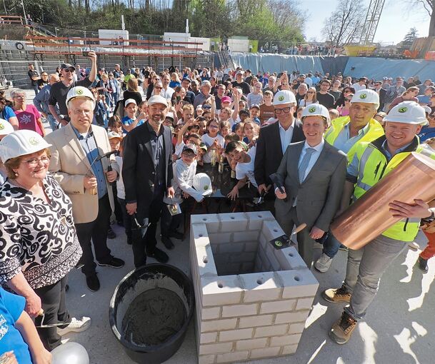 Unter den Augen vieler Gäste wird die Zeitkapsel versenkt.