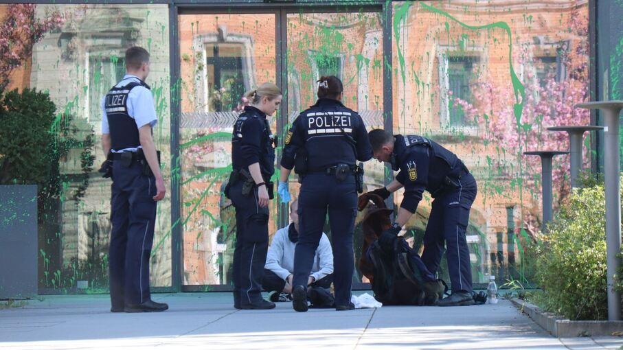 Aktivist beschmiert Gebäude von Baustoffhersteller mit Farbe