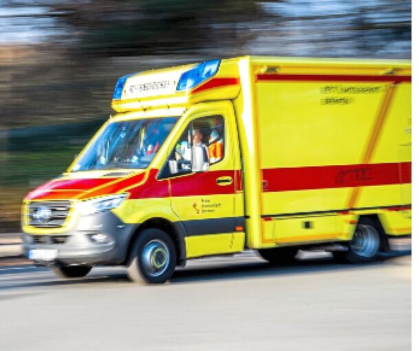 Der verletzte Junge wurde von Rettungsdienst in ein Krankenhaus gebracht. Der verletzte Junge wurde von Rettungsdienst in ein Krankenhaus gebracht.