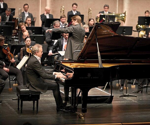 Pietari Inkinen dirigiert die Deutschen Radio Philharmonie im Forum. Am Flügel der russische Klaviervirtuose Alexei Volodin.