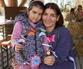 Ayla und Tugba mit dem fertigen Kranz.