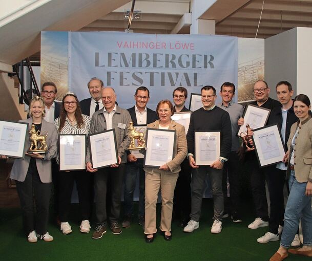 Sieger und Platzierte beim Wettbewerb um den „Vaihinger Löwen“: In der Bildmitte Ingrid Ellwanger vom nationalen Sieger aus Weinstadt-Großheppach. Links die württembergische Weinkönigin Kim Weißflog, neben ihr Maike Schillinger, die Vaihinger Weinkön