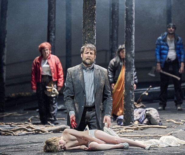 Visionen von Gewalt, Verzweiflung und Sinnsuche: Wagners „Parsifal“ im Stuttgarter Openhaus.