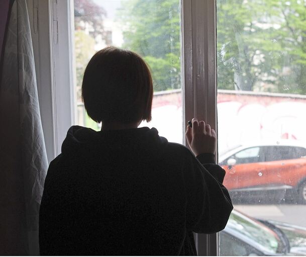 Eine psychisch erkrankte Frau blickt aus dem Fenster: Angebote wie die Kontaktstüble im Kreis geben solchen Menschen Orientierung und Halt.