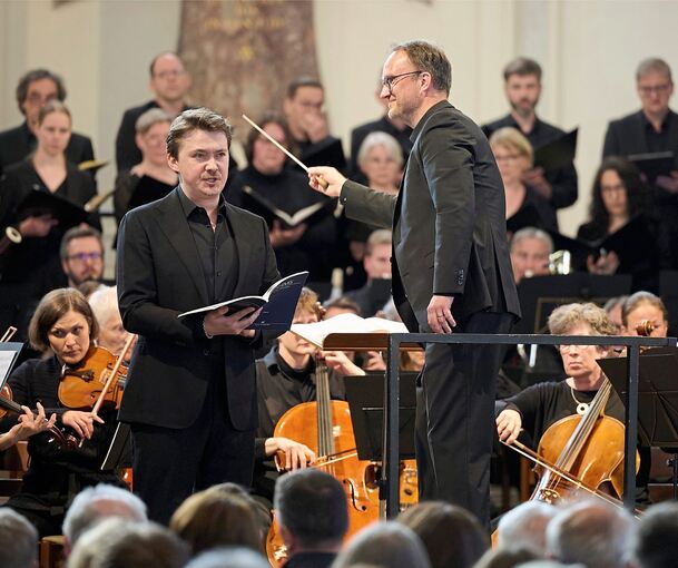 Homogen und transparent: Das Sinfonieorchester Ludwigsburg und die Singakademie Stuttgart spielen in der Friedenskirche – hier Sänger Konstantin Ingenpaß und Leiter Stefan Weible.