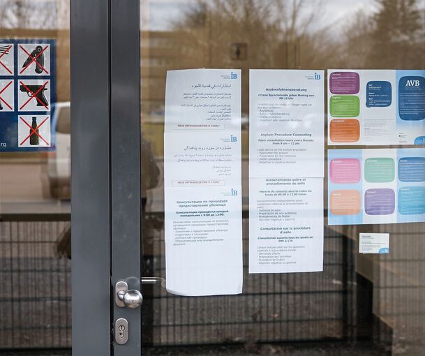 Hamburg hat das erste sogenannte Dublin-Zentrum in Deutschland eröffnet. Hier sollen Asylbewerber auf die Abschiebung in das EU-Land warten, das für ihren Asylantrag zuständig ist.