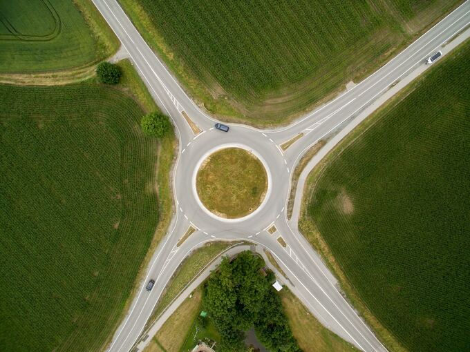 Vorfahrt missachtet: Wer haftet bei Kollision im Kreisverkehr? Vorfahrt missachtet: Wer haftet bei Kollision im Kreisverkehr?