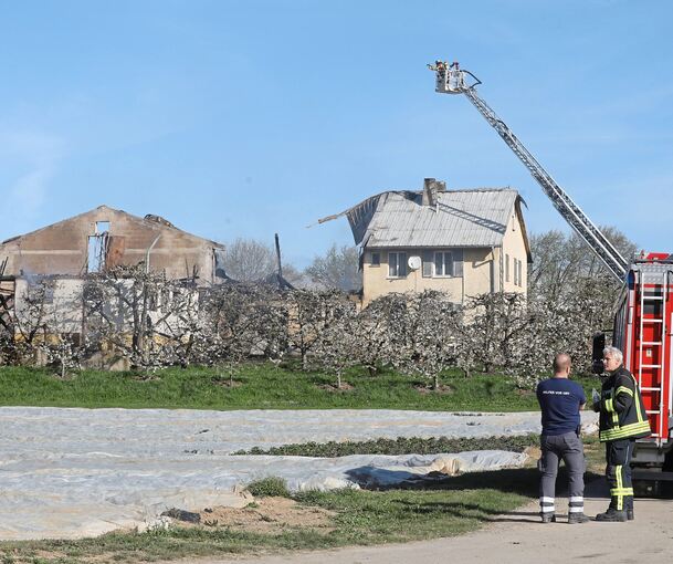 EIne Scheune (links) brannte vollständig nieder; das angrenzende Wohngebäude wurde stark beschädigt.
