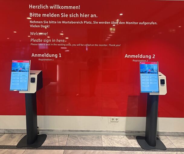 An diesen Bildschirmen müssen sich Kundinnen und Kunden seit einigen Monaten digital anmelden. Offenbar verwirrt das System manche.