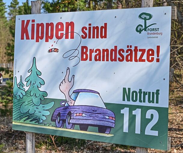 Rauchen verboten, Zigaretten wegwerfen auch: Im waldreichen Brandenburg stehen diese Warnschilder.