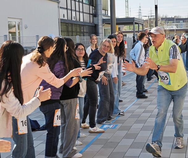 Uwe Luckscheiter vom Orga-Team feuert unterwegs die Schüler und Erwachsenen an.