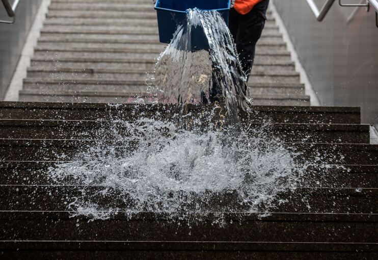 B-Ebene im  Frankfurter Hauptbahnhof wird gereinigt