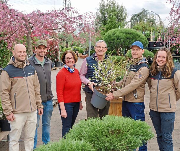Familienbande vor Magnolienblüte (von links): Stefan, Alexander, Cornelia, Martin, Christian und Caroline Häußermann.