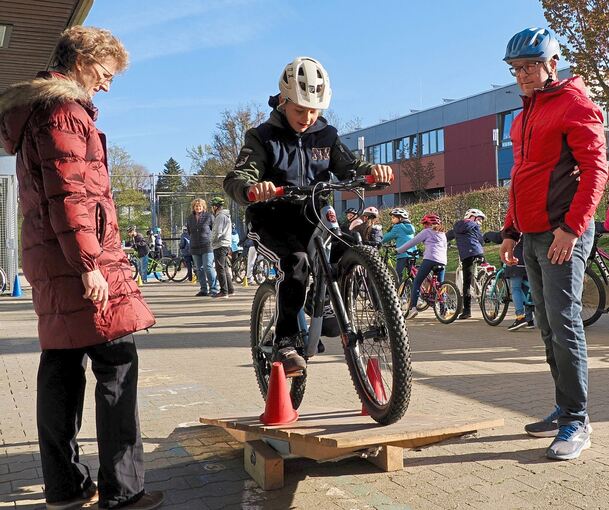 An den Stationen erproben die Hochberger Grundschüler spielerisch die sichere Verkehrsteilnahme.