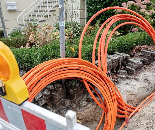 Leerrohre für Glasfaserkabel liegen auf einer Baustelle: Sie sollen flächendeckend für schnelles Internet im Kreis Ludwigsburg sorgen.