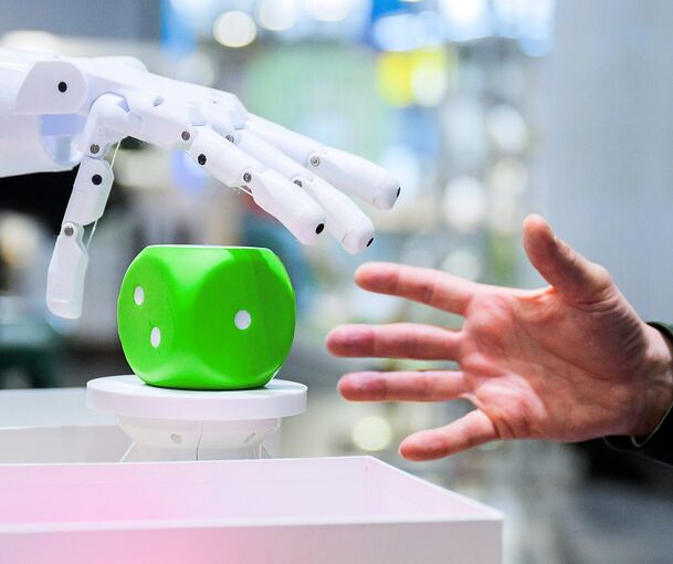 Robotik, KI und überhaupt lernende Maschinen (hier bei der Hannover Messe Ende März): Es gibt viel zu entwickeln, und das können nicht zuletzt Start-ups besonders gut.