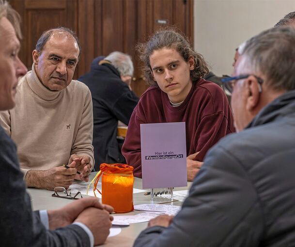 Intensive Gespräche: Der Kirchenraum wird zum Verständigungsort, zuhören und reden steht im Zentrum.