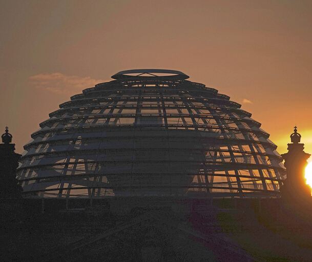 Die Sonnenuntergang überm Reichstag in Berlin.