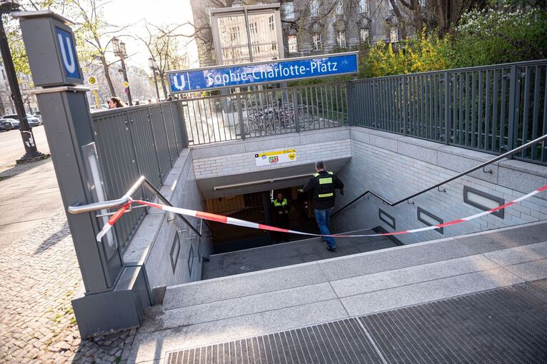 Mann in U-Bahnhof erstochen