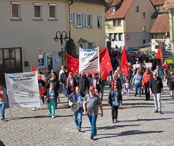 Protestierend zum Schlossplatz: Feintool-Mitarbeiter am Samstagvormittag in Sachsenheim.