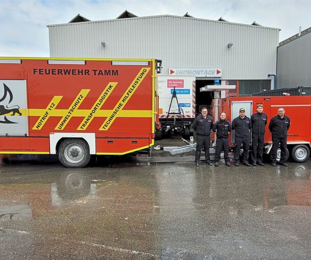 Eine lange Geschichte: Die Abordnung der Tammer Wehr und der Notstromanhänger.