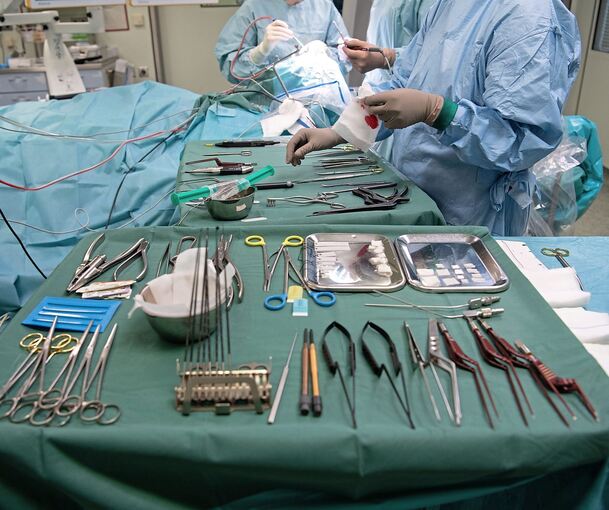 Auf den Kriegsfall vorbereitet? Die Ärzte zur Verhütung des Atomkriegs sehen mit Sorge die Bestrebungen, das zivile Gesundheitswesen auf einen Kriegs- oder Bündnisfall einzuschwören.