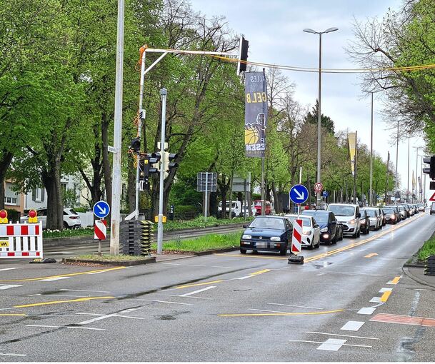 Vom Ortseingang bis zur Kreuzung mit der Richard-Wagner-Straße (rechts)/Robert-Franck-Allee (links) geht es sechs Wochen lang in beiden Richtungen nur einspurig voran.