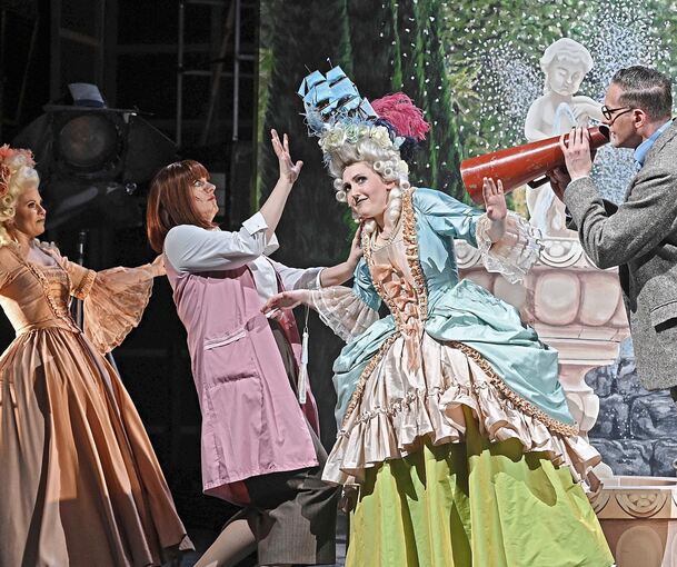 Zeitlose Romanze im Regen: „Singin‘ in the Rain“ am Theater Pforzheim.