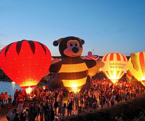 Am Samstagabend glühen die Ballons in den schönsten Farben.