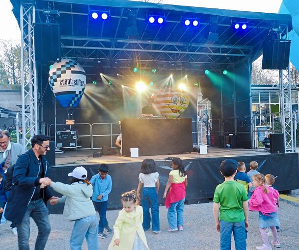 Die Live-Musik auf der Bühne bringt Jung und Alt zum Tanzen. Die Live-Musik auf der Bühne bringt Jung und Alt zum Tanzen.