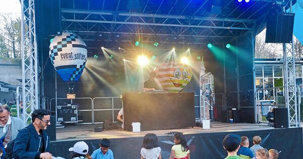 Die Live-Musik auf der Bühne bringt Jung und Alt zum Tanzen. Die Live-Musik auf der Bühne bringt Jung und Alt zum Tanzen.